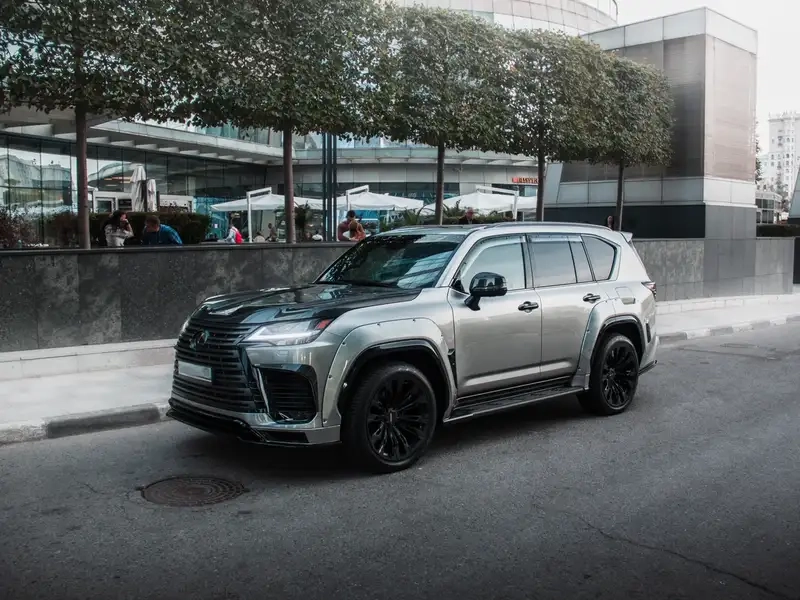 Xe lexus lx600 đẹp nổi bật giữa mọi không gian