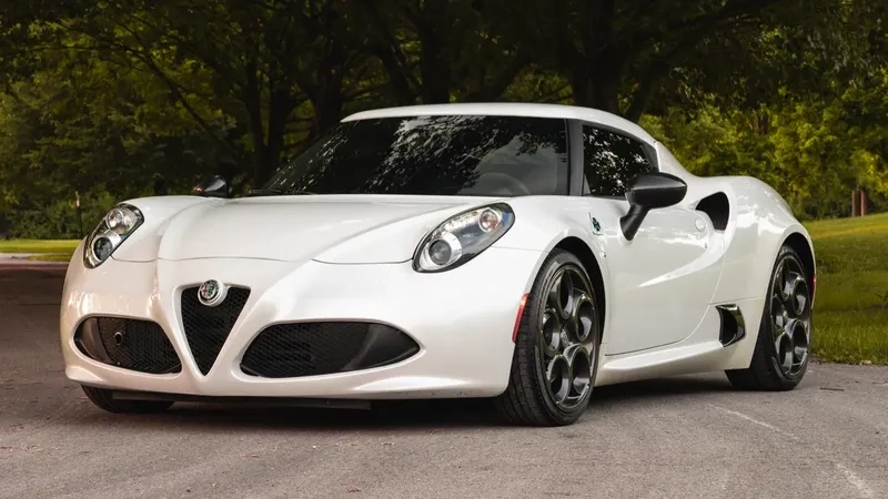 Chiêm ngưỡng xe alfa romeo 4c nghệ thuật đầy cảm hứng