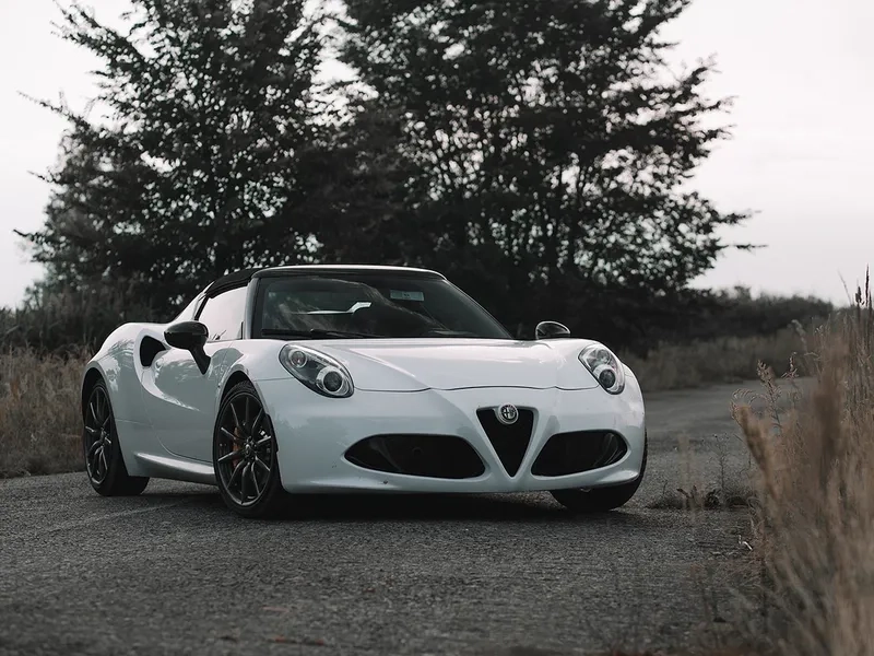 Xe alfa romeo 4c ngoài trời tỏa sáng với ánh nắng ban ngày
