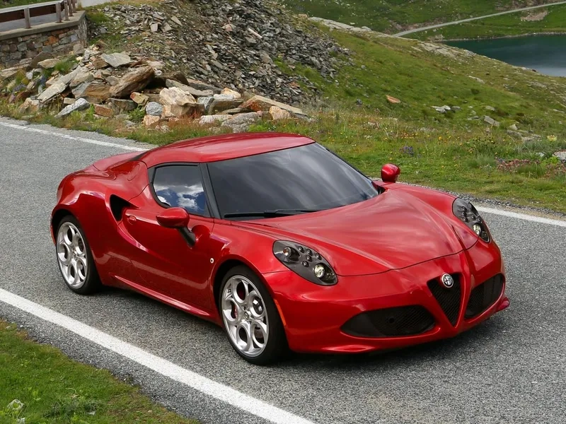 Tỏa sáng rực rỡ với xe alfa romeo 4c chụp ban ngày