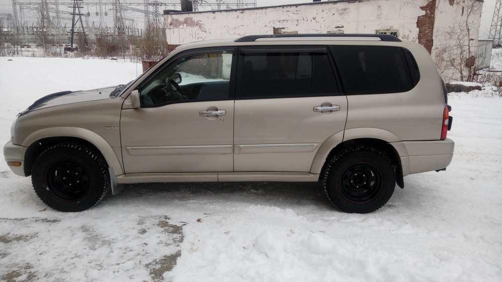 Ảnh Suzuki XL7 độ mâm sắt màu đen phong cách Offroad bụi bặm