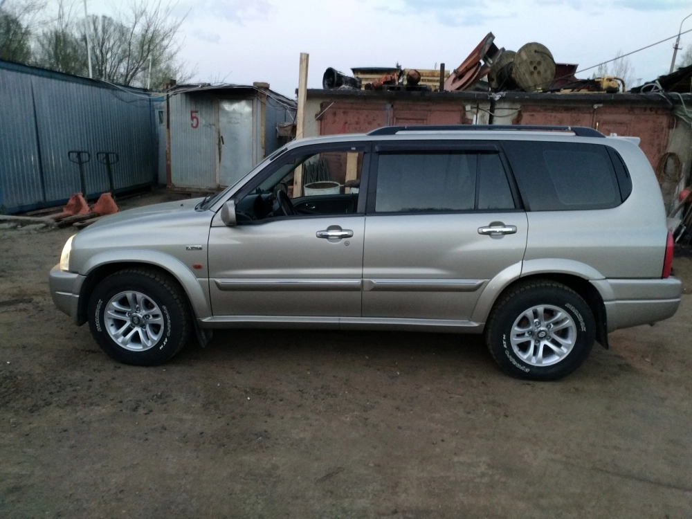 Ảnh Suzuki XL7 độ mâm đúc màu bạc đa chấu thiết kế đơn giản