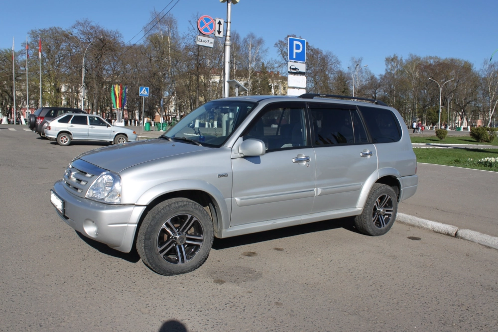 Ảnh Suzuki XL7 độ mâm phay xước phối đen thể thao hiện đại