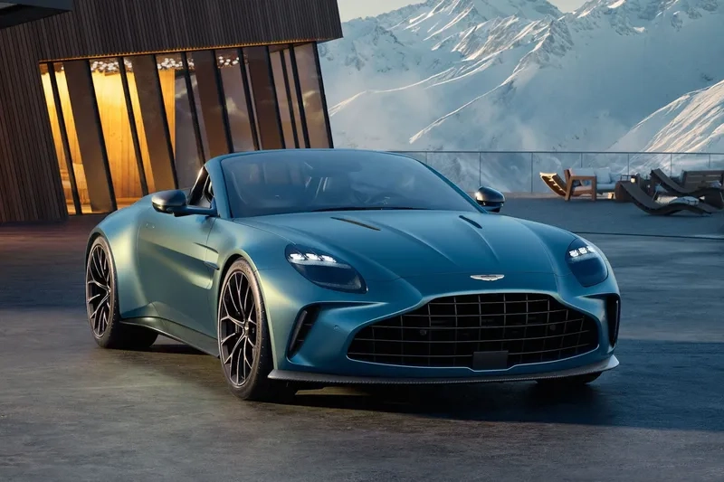 Xe aston martin chạy trên đường đầy phong cách và mạnh mẽ