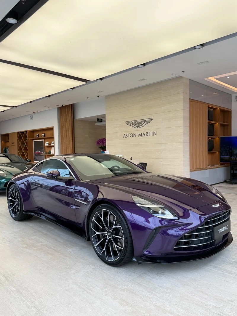 Bánh lớn nổi bật trên mọi đường Aston Martin Vantage bánh lớn