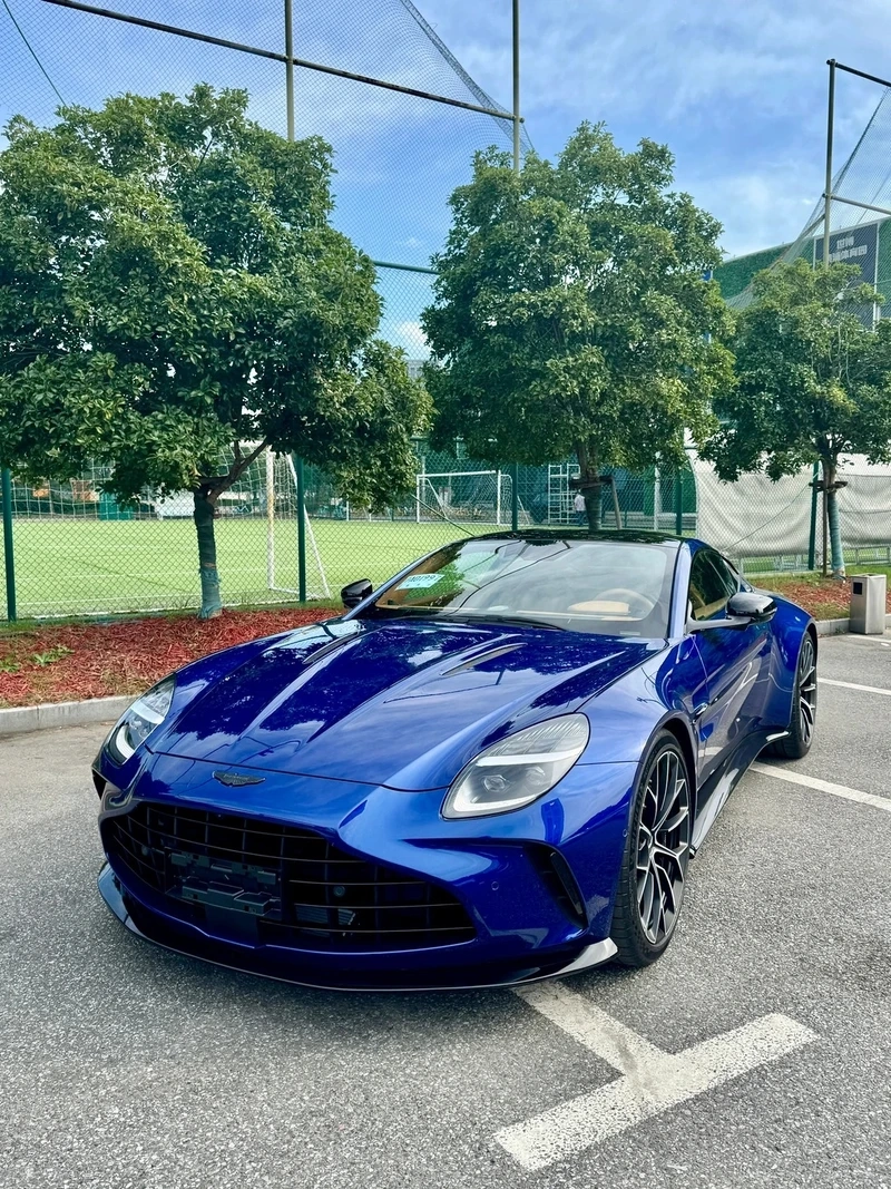 Dáng thấp thể thao cá tính Aston Martin Vantage dáng thấp