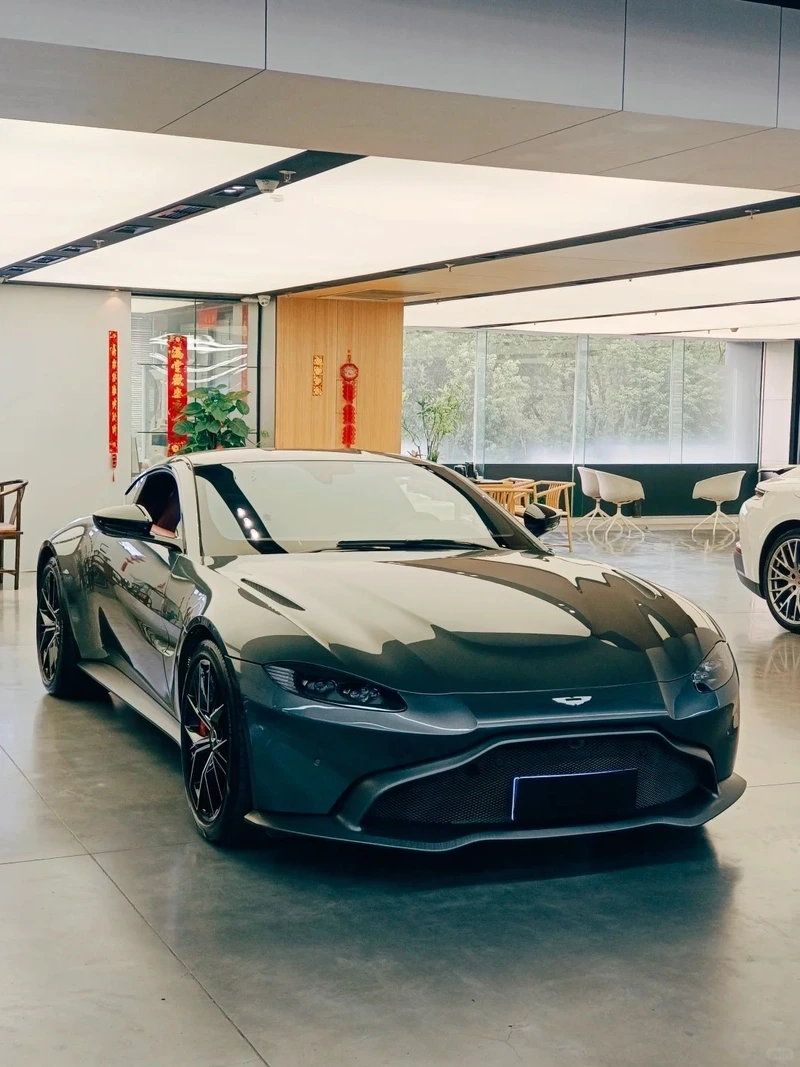 Tỏa sáng trên phố với Aston Martin Vantage đường phố