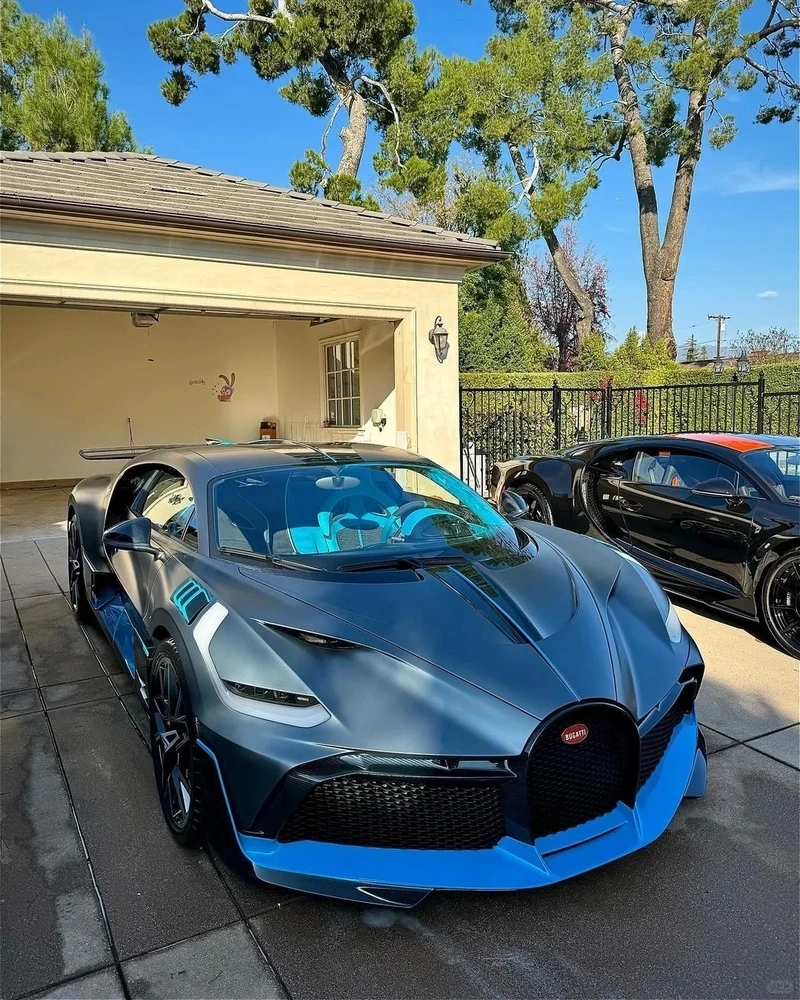 Sắc xanh nổi bật của Bugatti Chiron màu xanh