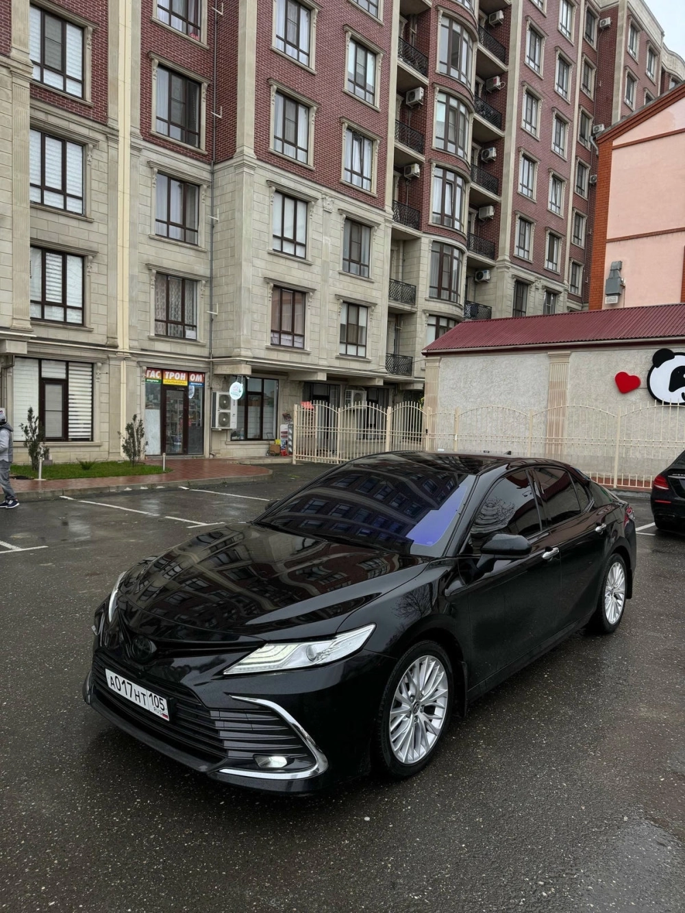 Xe Camry độ mâm nhiều nan màu bạc sang trọng trên nền xe đen