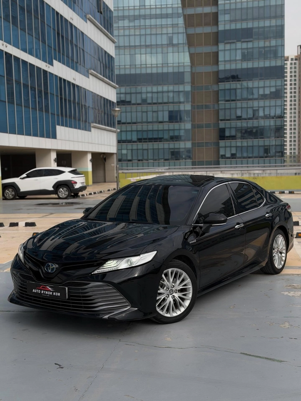 Xe Toyota Camry độ mâm đa chấu màu bạc sang trọng lịch lãm nhất