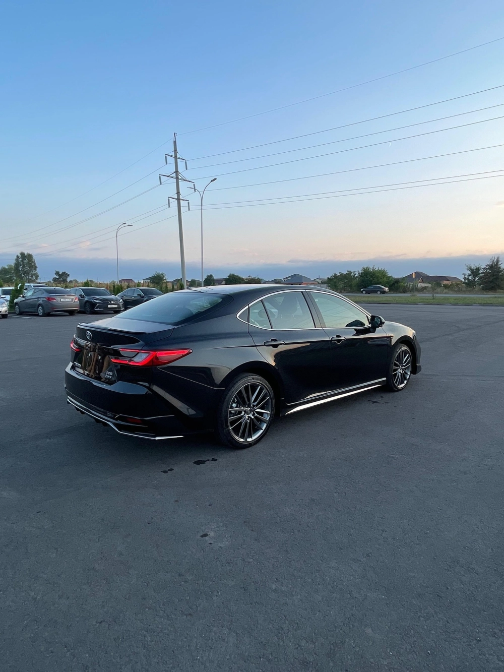 Góc sau xe Camry độ mâm đúc nhiều nan màu bạc sáng bóng cuốn hút