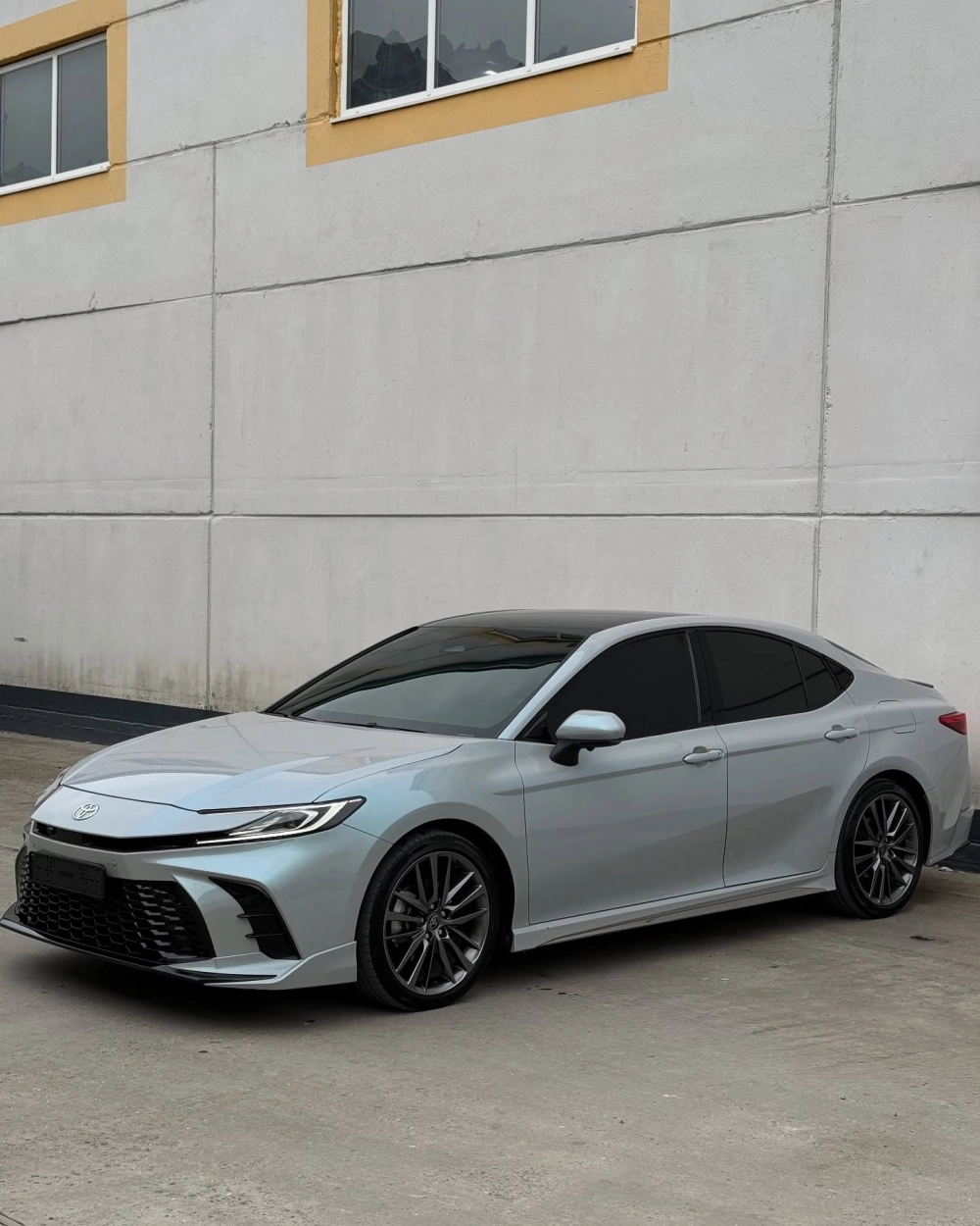 Xe Toyota Camry độ mâm nan hoa màu đen phay sáng cá tính mạnh