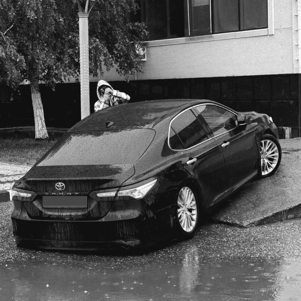 Mẫu xe Camry độ mâm màu titan khói thiết kế đa chấu sang trọng