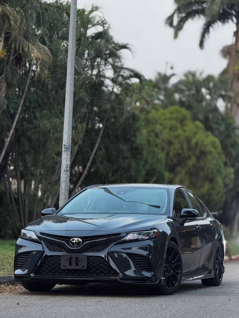 Camry độ mâm sơn đen bóng phong cách thể thao mạnh mẽ hầm hố