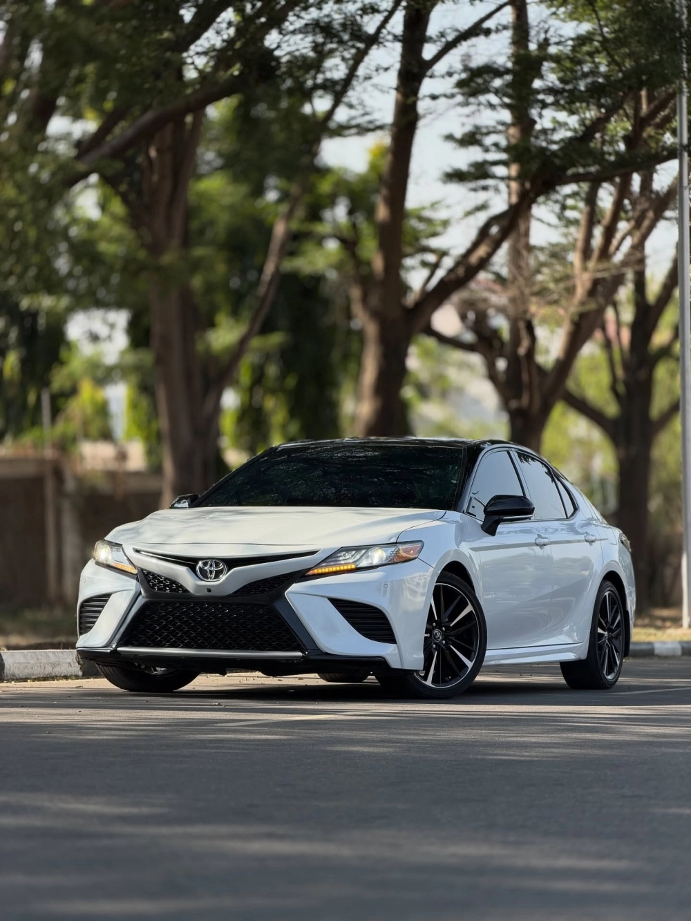 Camry độ mâm thể thao 5 chấu kép phay xước cực đẹp cho xe trắng