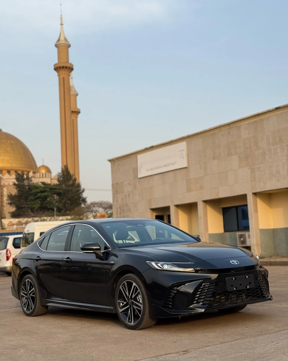 Camry độ mâm phay xước 2 màu đen trắng thiết kế xoắn hiện đại