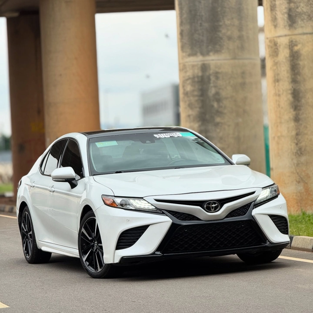 Chi tiết mẫu Camry độ mâm 18 inch thể thao cá tính trên xe trắng