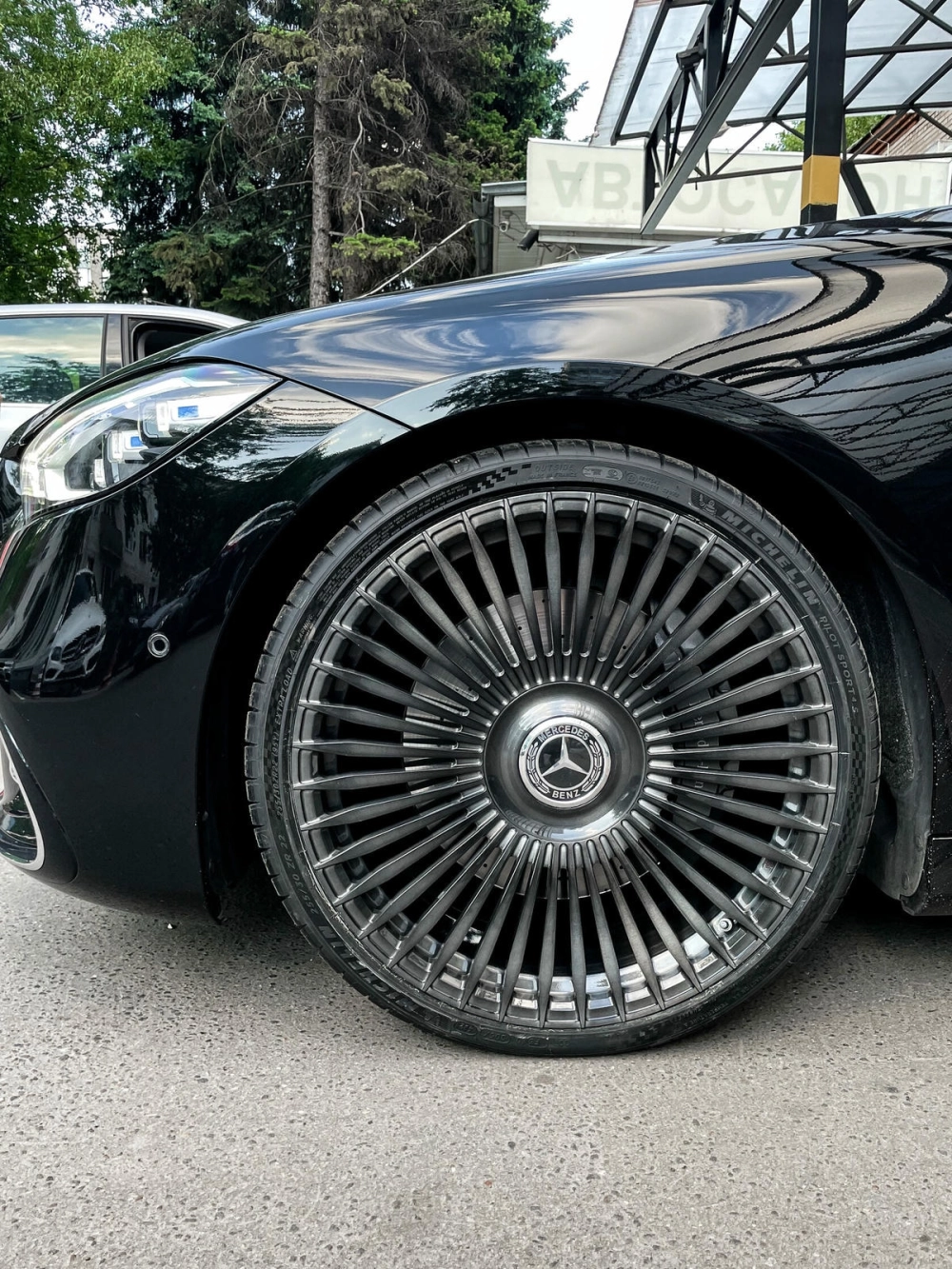 Độ mâm Maybach đa chấu kiểu tua bin sang trọng trên xe đen