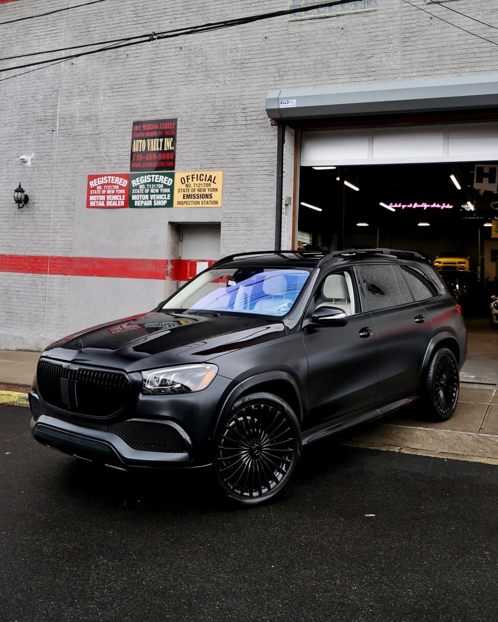 Xe SUV đen nhám độ mâm Maybach đa chấu màu đen huyền bí