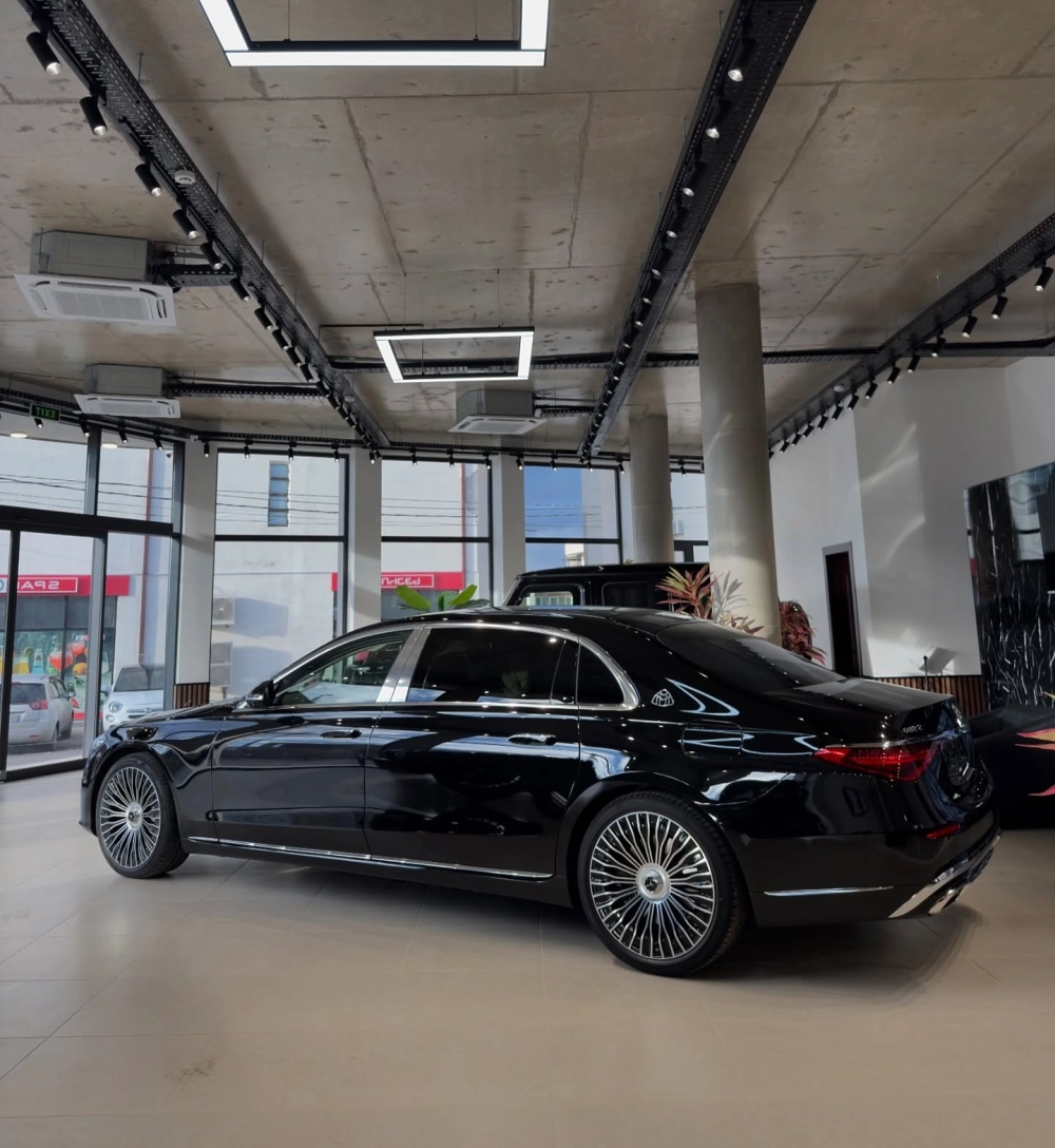Toàn cảnh xe sang đen độ mâm Maybach nhiều nan trong tiệm