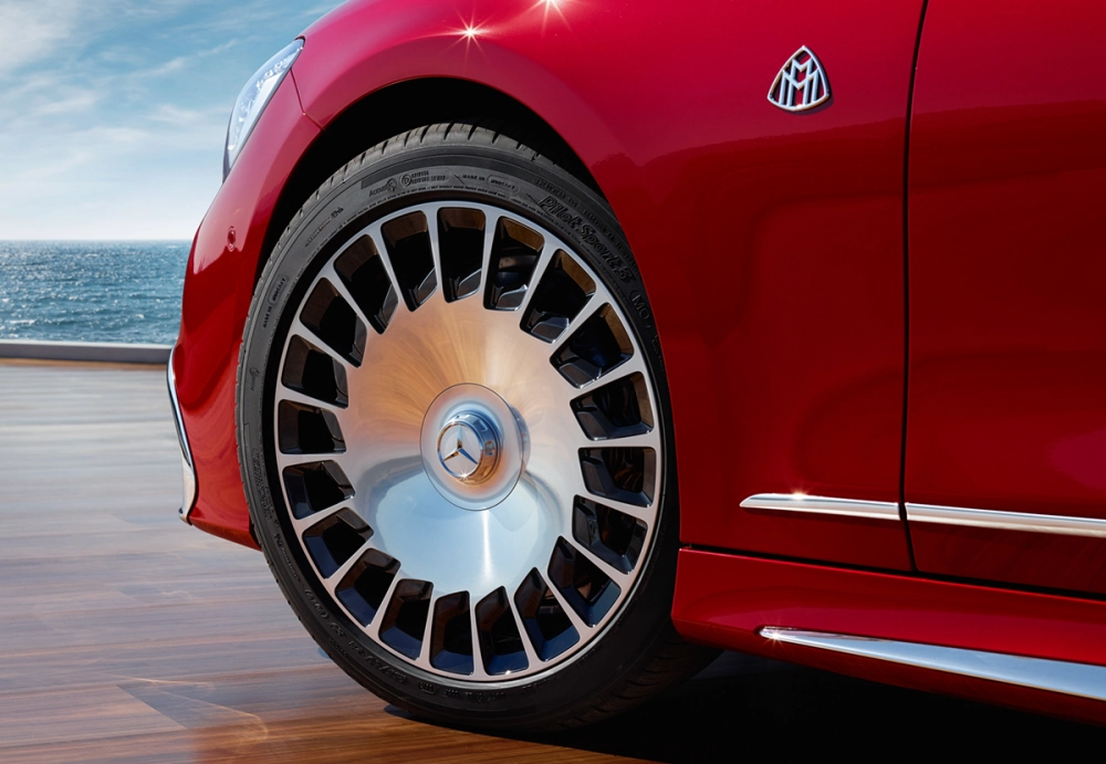 Cận cảnh độ mâm Maybach màu bạc thiết kế đĩa đặc trưng