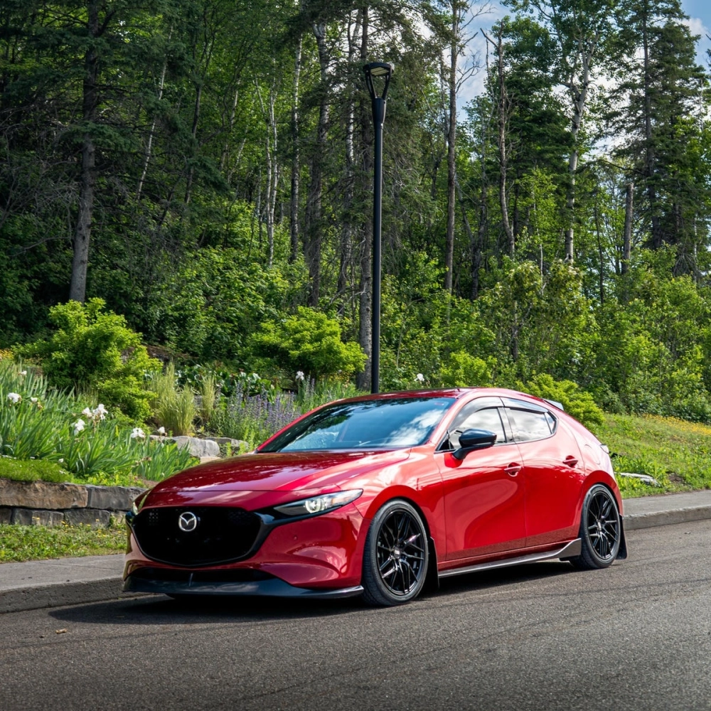 Độ mâm xe Mazda 3 màu đỏ nổi bật với bộ mâm 5 chấu màu ghi xám