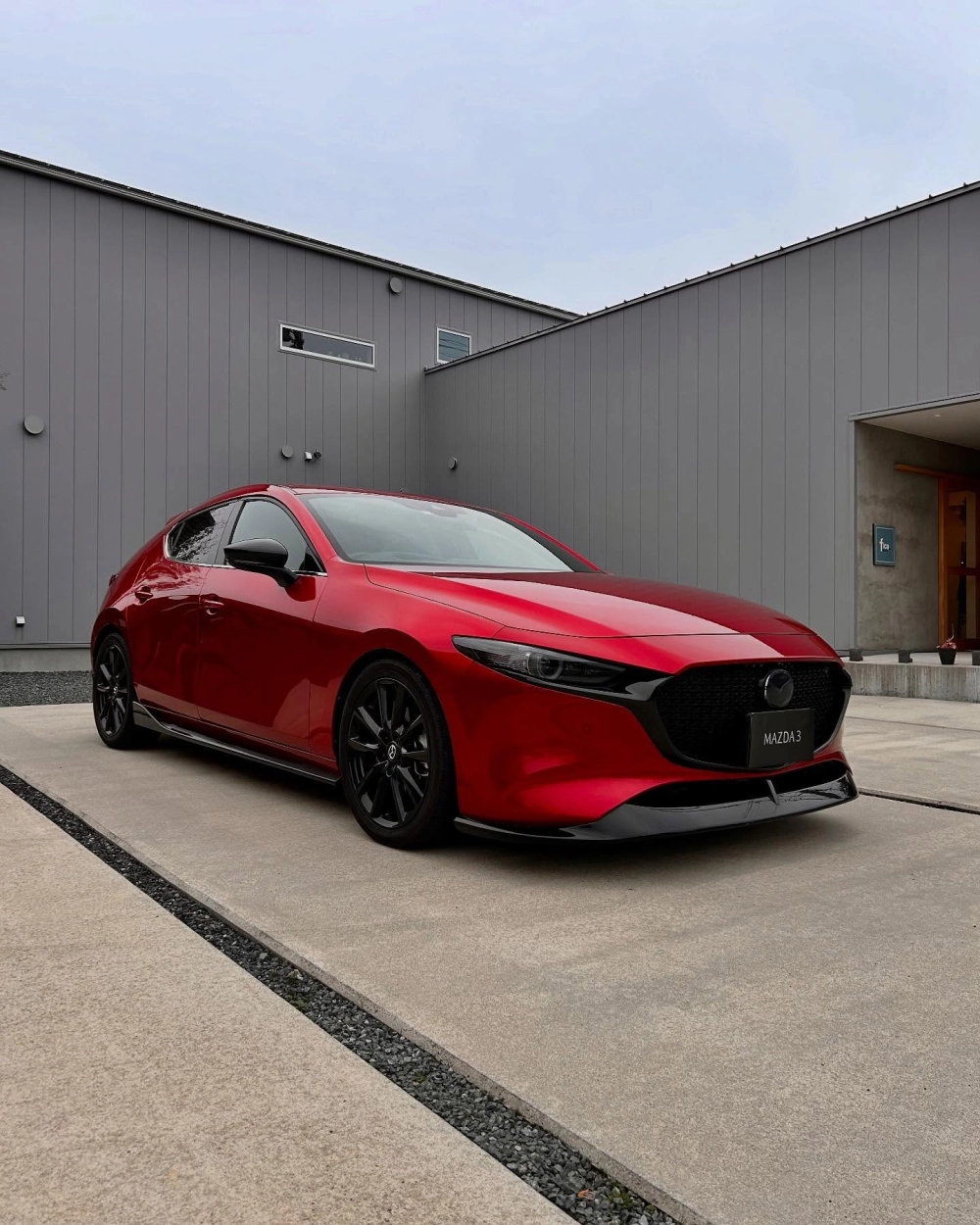 Mẫu độ mâm xe Mazda 3 màu đỏ soul red vành đen cá tính mạnh mẽ