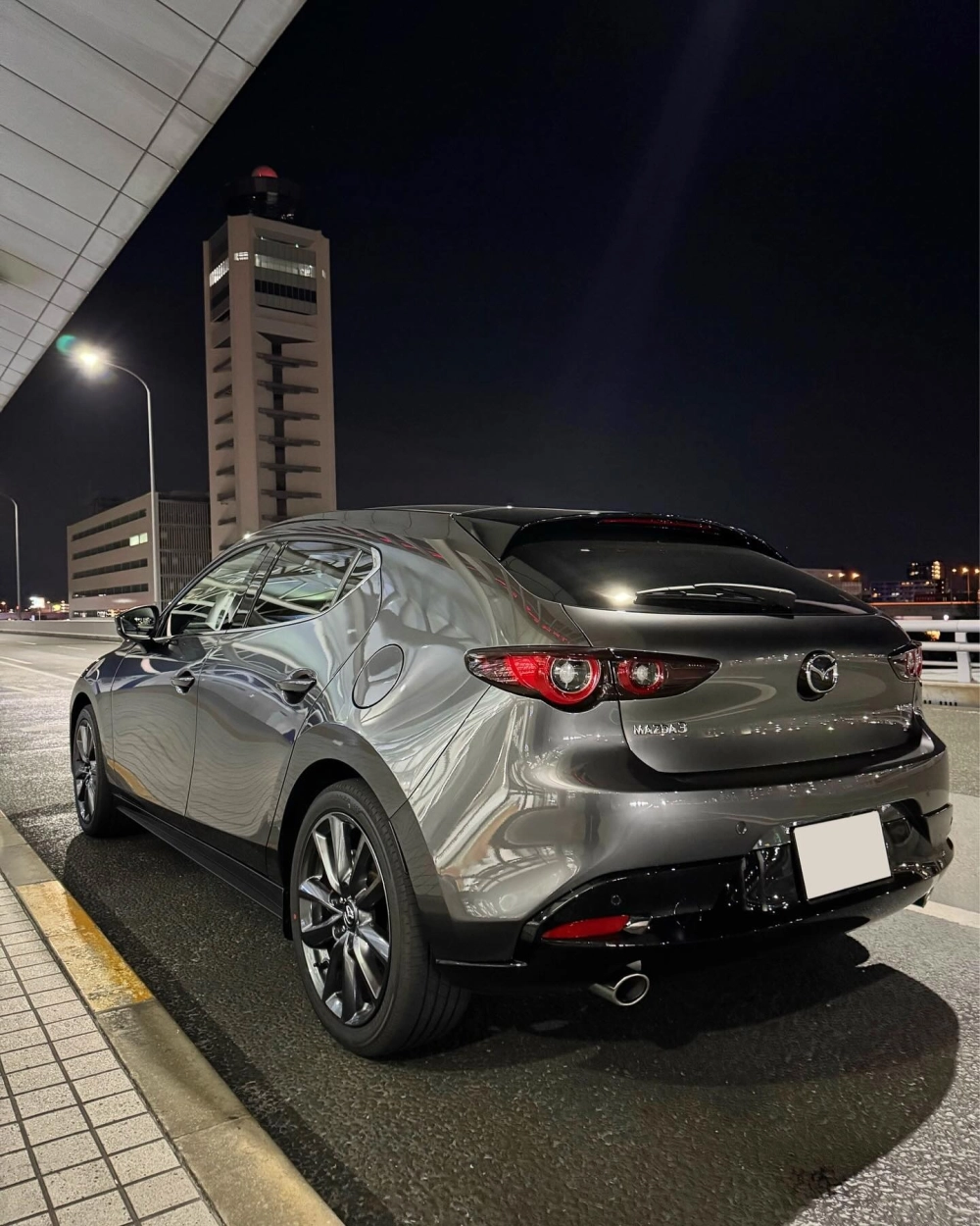 Mẫu độ mâm xe Mazda 3 hatchback màu xám khói đa chấu cực ngầu