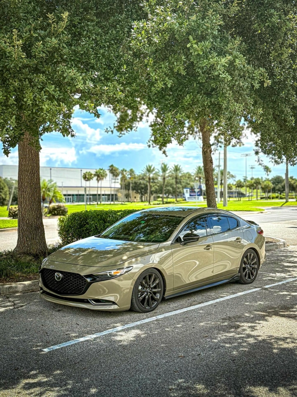 Độ mâm xe Mazda 3 màu vàng cát vành đa chấu tối màu hiện đại