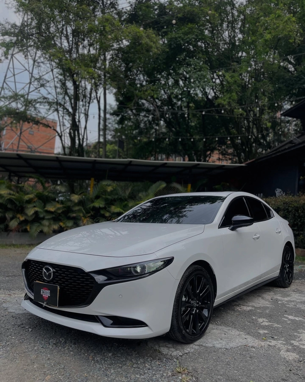 Độ mâm xe Mazda 3 sedan màu trắng vành đa chấu đen bóng mạnh mẽ