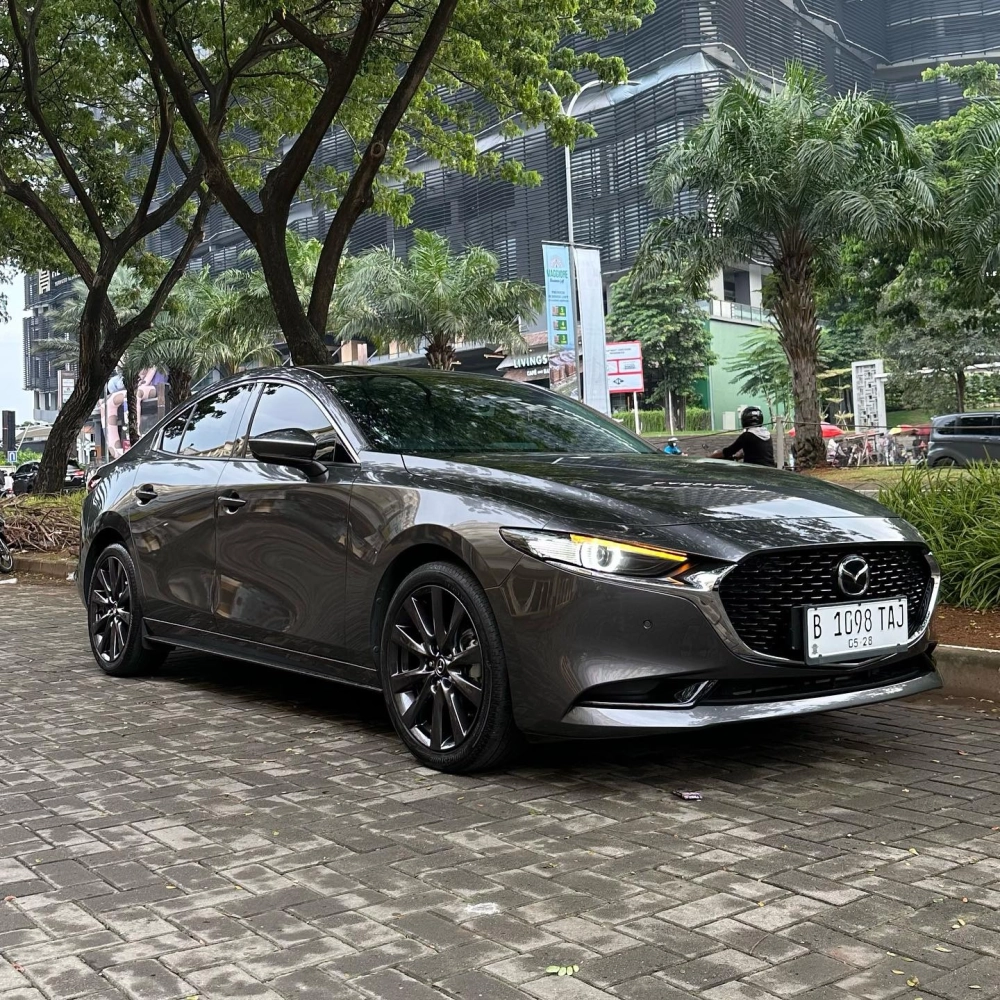 Độ mâm xe Mazda 3 sedan màu xám nòng súng đa chấu thể thao