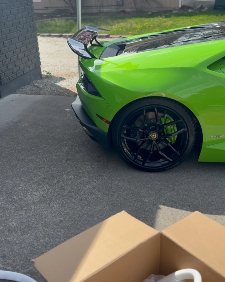 Siêu xe Lamborghini xanh độ mâm xe ô tô đa chấu đen cực chất