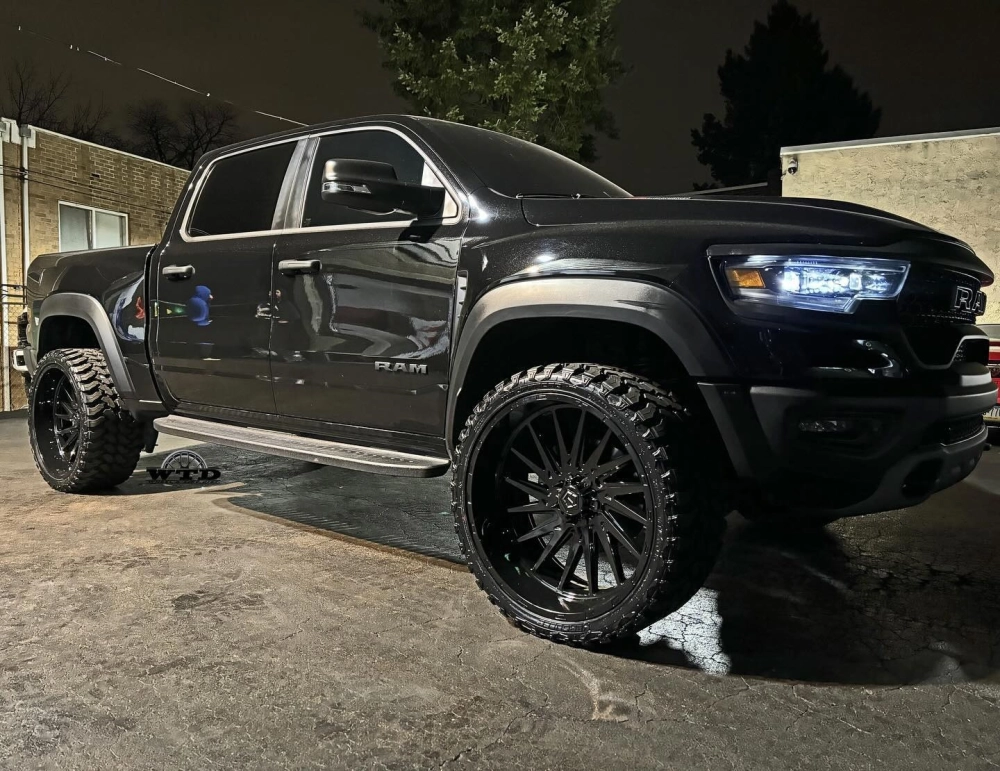 Xe bán tải RAM màu đen độ mâm khổ lớn đa chấu màu đen cực ngầu