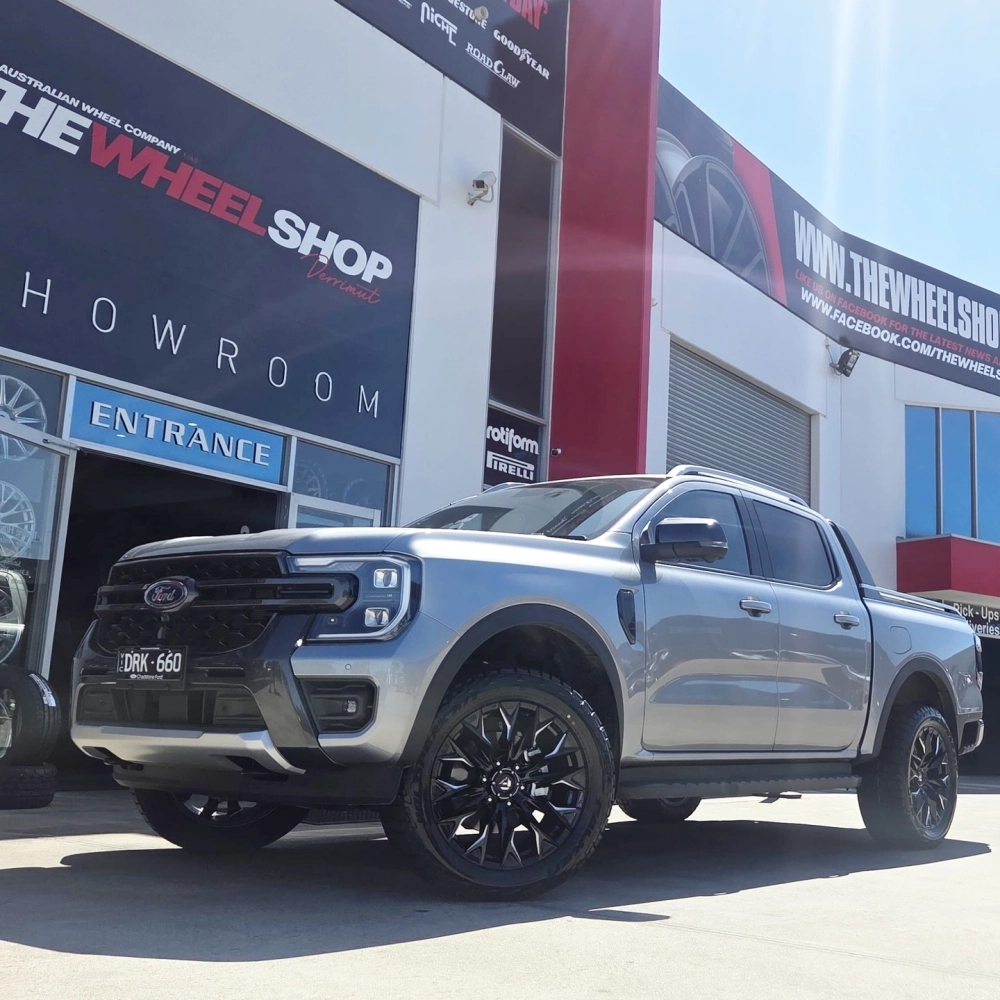 Bán tải Ford Ranger độ mâm offroad đa chấu màu đen hầm hố ấn tượng