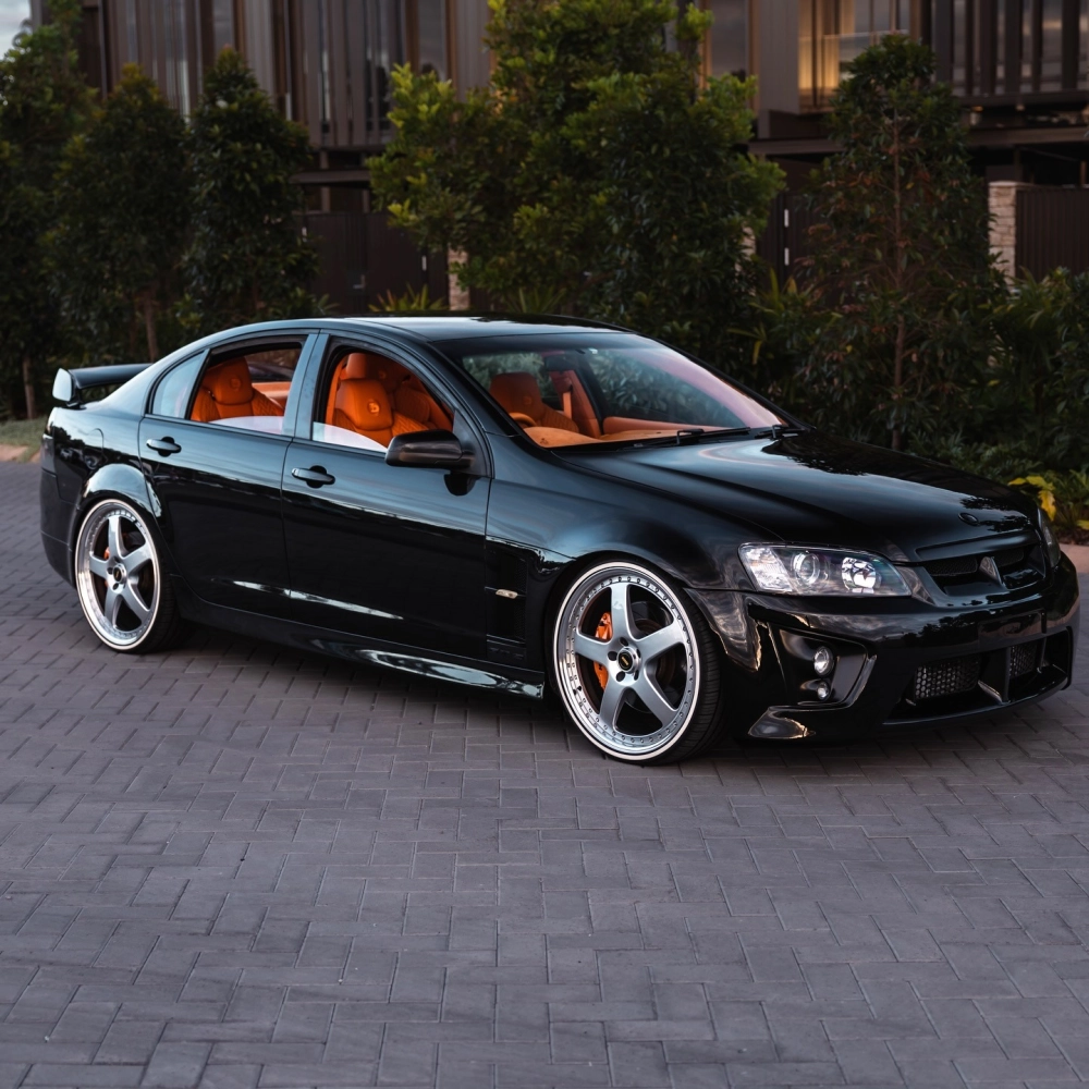 Xe sedan màu đen độ mâm 5 chấu viền đinh phong cách JDM cá tính