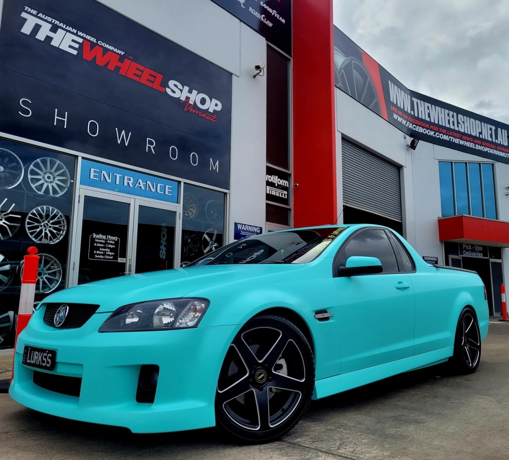 Xe bán tải gầm thấp màu xanh độ mâm 5 chấu đen viền bạc thể thao