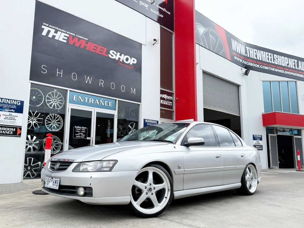 Xe sedan màu bạc độ mâm 5 chấu hình ngôi sao đơn giản tinh tế