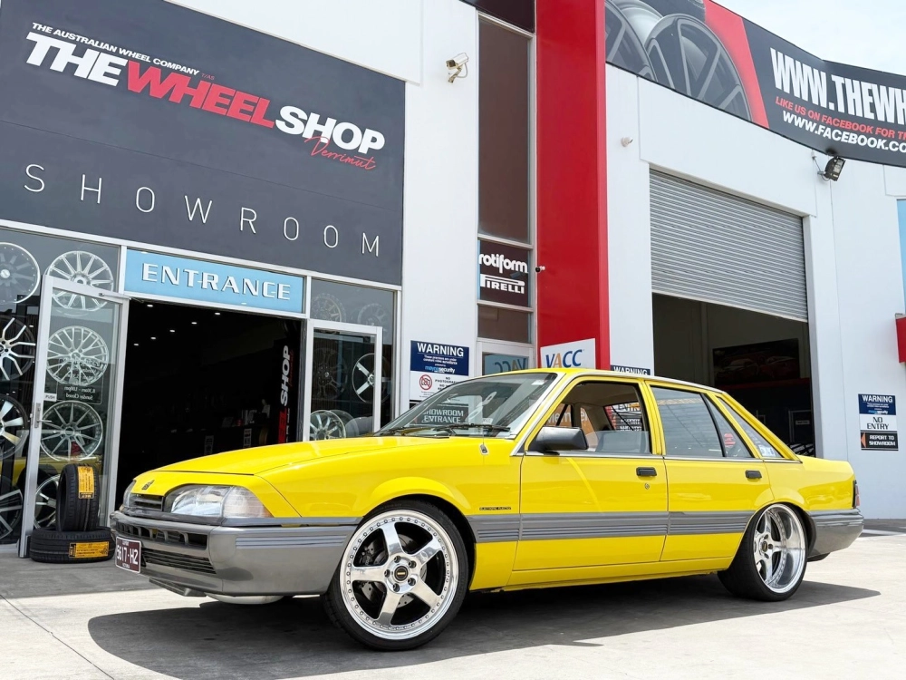 Xe cổ điển màu vàng độ mâm 5 chấu mạ crom sáng bóng cực nổi bật