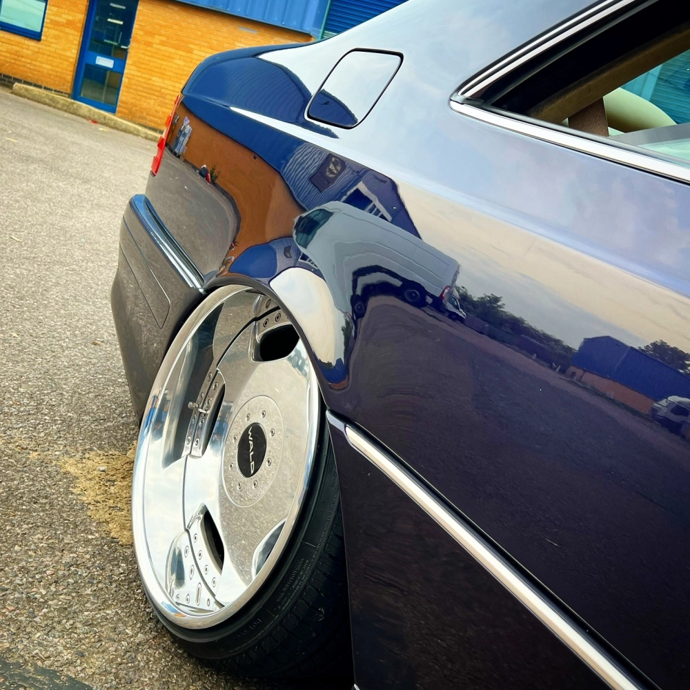 Xe sedan độ mâm xe ô tô mạ crom bản rộng phong cách VIP cực chất