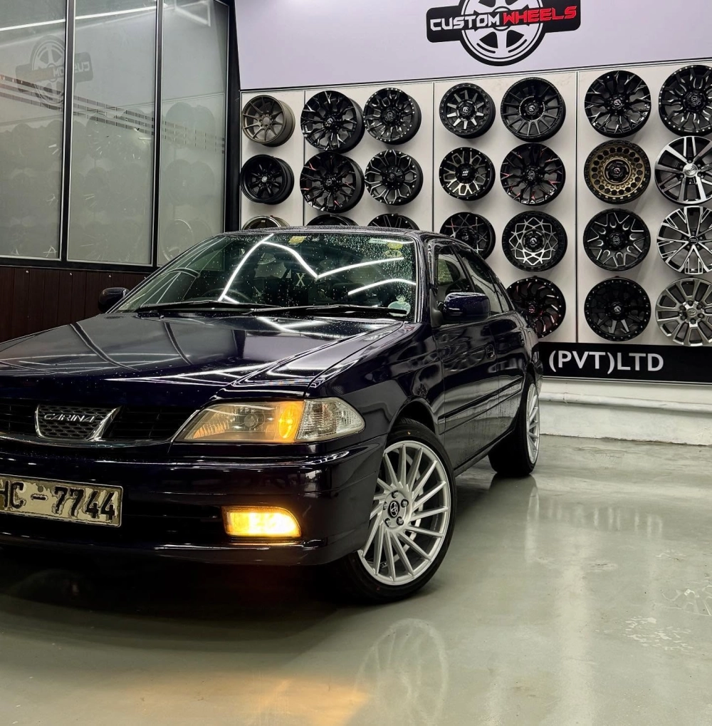 Chiếc sedan màu tối độ mâm đúc đa chấu hợp kim nhôm nổi bật