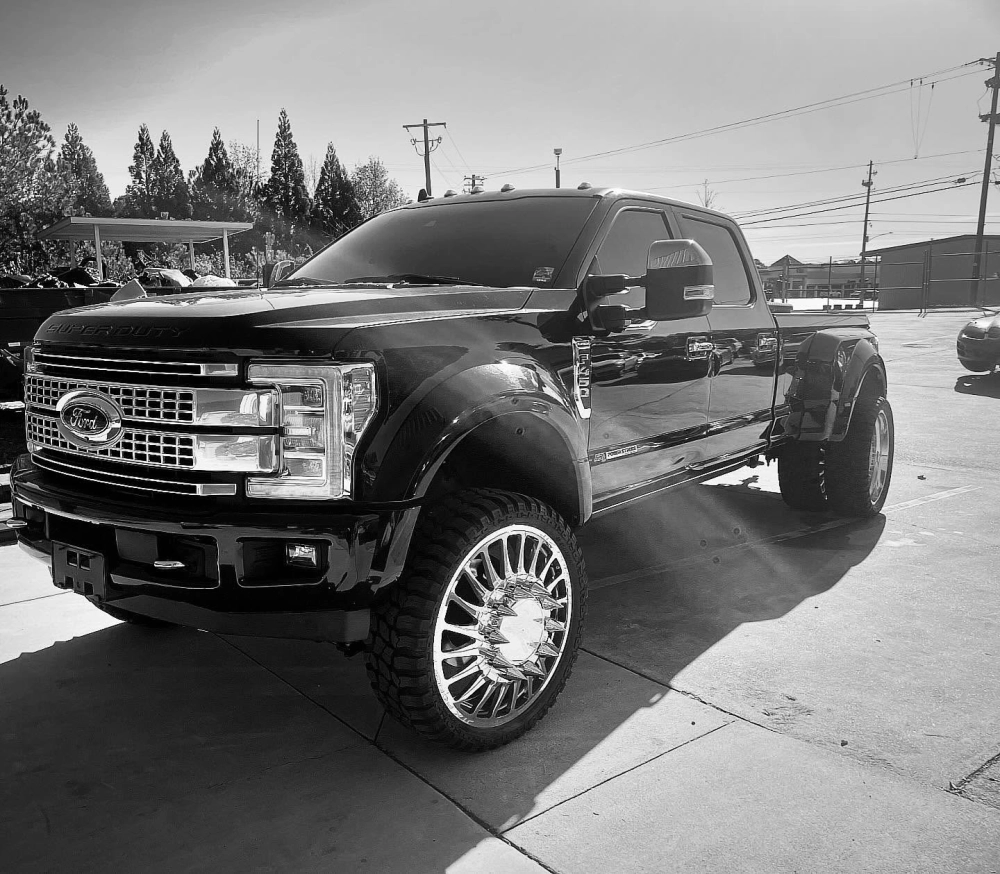 Bán tải Ford độ mâm xe ô tô crom gai nhọn kích thước lớn hầm hố