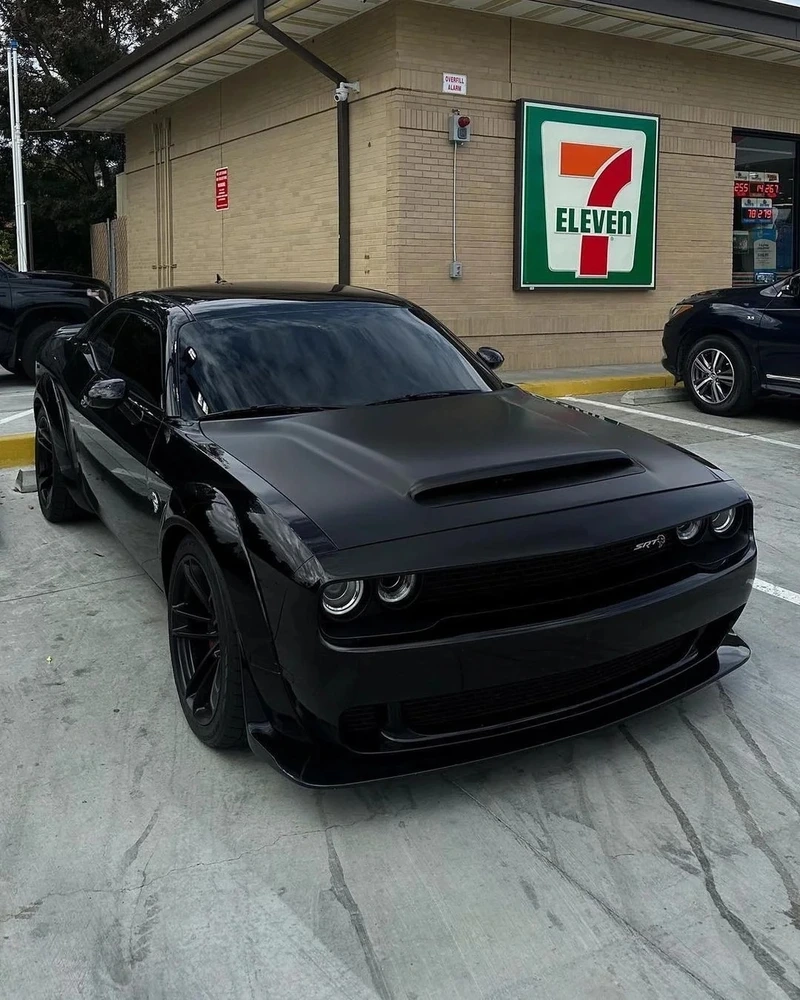 Màu đen sang trọng mạnh mẽ Dodge Challenger màu đen