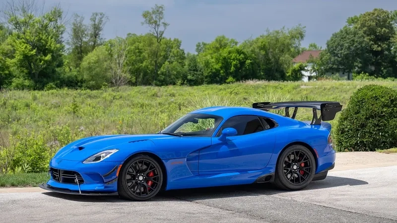 Tận hưởng xe dodge viper ngoài đường đầy phong cách