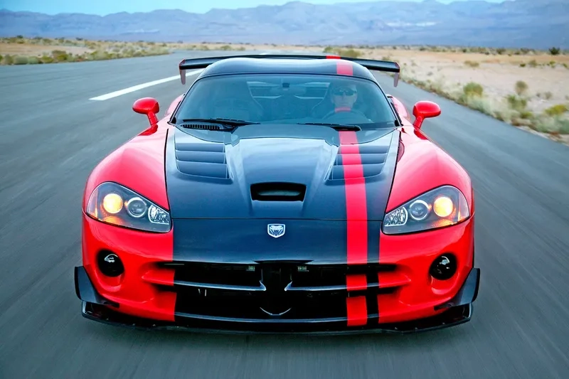 Xe dodge viper phong cách Mỹ khiến ai cũng mê mẩn
