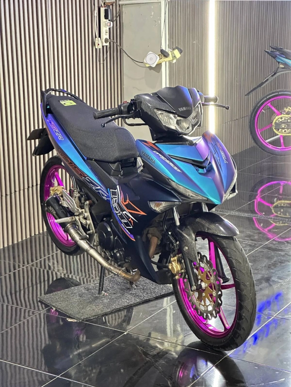 Góc nhìn trước Exciter 150 độ mâm 5 cây màu đen kèm đĩa độ đẹp