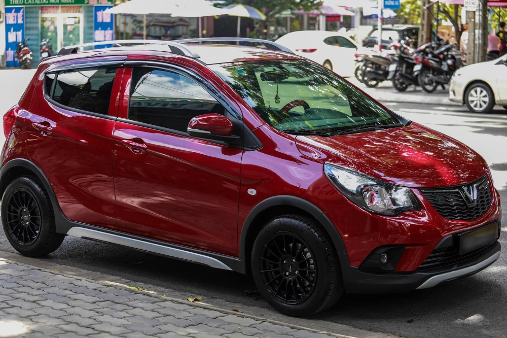 Hình ảnh xe VinFast Fadil độ mâm đúc hợp kim màu bạc đẹp