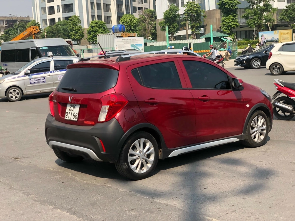 Hình ảnh xe VinFast Fadil độ mâm đúc hợp kim màu bạc đẹp