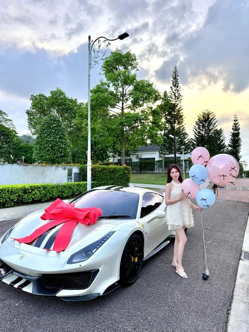 Mui trần cá tính phóng khoáng ferrari 488 mui trần