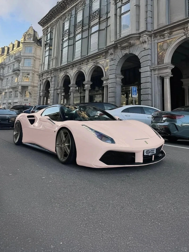 Trên phố tỏa sáng mọi ánh nhìn ferrari 488 đường phố