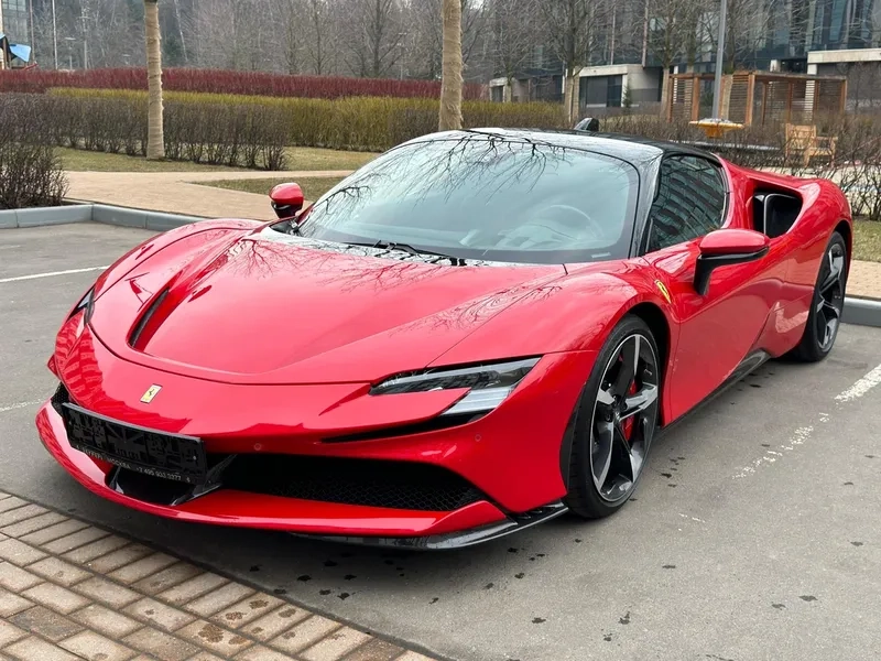 Ferrari sf90 stradale màu đỏ rực rỡ nổi bật trên đường